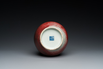 Vase de forme 'hu' en porcelaine de Chine &agrave; &eacute;mail langyao, R&eacute;publique