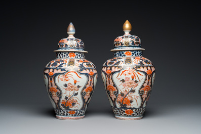 A pair of Japanese Imari vases and covers, Edo, 17/18th C.