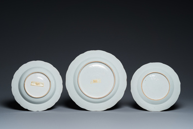 Trois plats et deux assiettes en porcelaine de Chine famille rose &agrave; d&eacute;cor floral, Qianlong