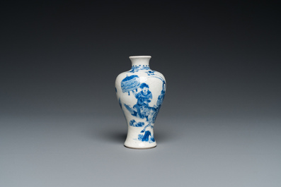 Een fijne Chinese blauw-witte miniatuur 'meiping' vaas in zacht porselein, Kangxi