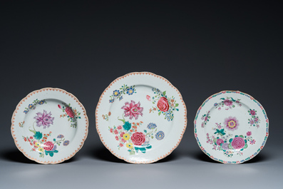 Drie Chinese famille rose schotels en twee borden met floraal decor, Qianlong