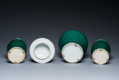 Garniture de trois vases en porcelaine de Chine en vert monochrome, R&eacute;publique
