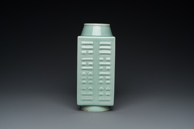 Een Chinese monochrome celadon 'cong' vaas met trigrammen, Guangxu merk en periode