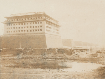 Sanshichiro Yamamoto (1855-1943): Cinq photos de paysages chinois et d'une d&eacute;capitation, 19/20&egrave;me