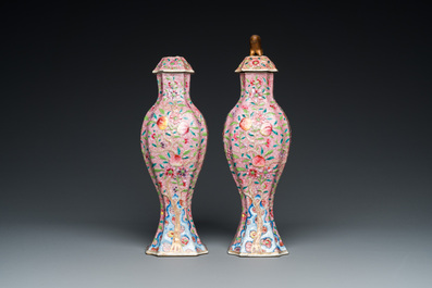 Paire de vases couverts en porcelaine de Chine famille rose, Yongzheng