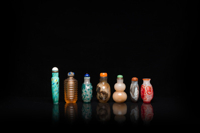 17 Chinese glass, agate and hardstone snuff bottles and a water dropper, 19/20th C.