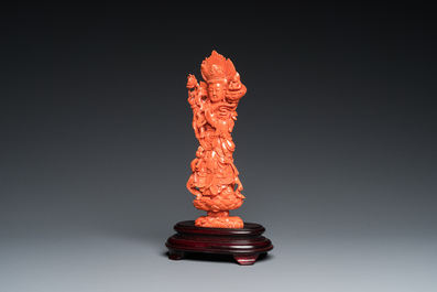 Een Chinese bloedkoralen sculptuur van Guanyin staande op een lotustroon, 19e eeuw