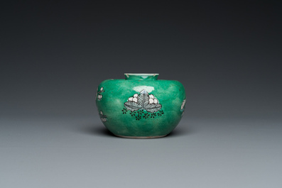Pot &agrave; eau en biscuit &eacute;maill&eacute; vert &agrave; d&eacute;cor de fleurs de prunus, Chine, 19&egrave;me