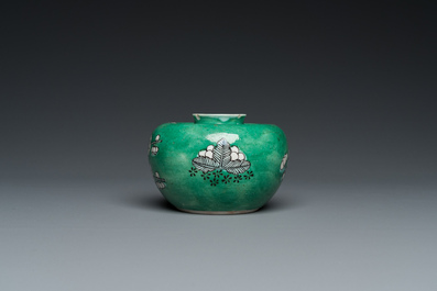 Een Chinese verte biscuit waterpot met prunusbloemen, 19e eeuw