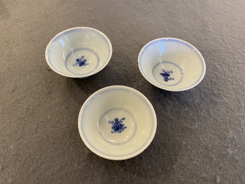 Trois bols en porcelaine de Chine en bleu et blanc &agrave; d&eacute;cor de vignes, marque et &eacute;poque de Yongzheng