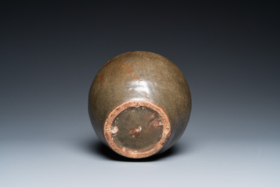 Vase de forme globulaire en gr&egrave;s porcelaineux &agrave; &eacute;mail brun &agrave; d&eacute;cor floral, Chine, Song