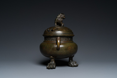 Een Chinese bronzen driepotige wierookbrander met een kylin op het deksel, Qianlong merk, Qing