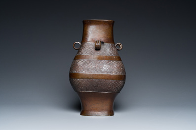 Een Chinese archa&iuml;sche bronzen 'fanghu' vaas, Ming