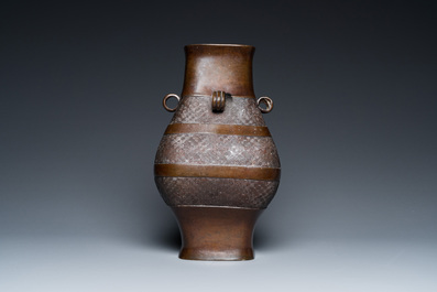 Vase archa&iuml;sant de type 'fanghu' en bronze, Chine, Ming