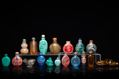 17 Chinese glass, agate and hardstone snuff bottles and a water dropper, 19/20th C.