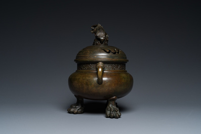 Een Chinese bronzen driepotige wierookbrander met een kylin op het deksel, Qianlong merk, Qing