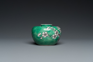 Een Chinese verte biscuit waterpot met prunusbloemen, 19e eeuw