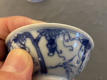 Trois bols en porcelaine de Chine en bleu et blanc &agrave; d&eacute;cor de vignes, marque et &eacute;poque de Yongzheng