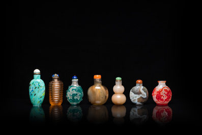 17 Chinese snuifflessen en een waterdruppelaar in glas, agaat en hardsteen, 19/20e eeuw