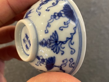 Drie Chinese blauw-witte theekommen met druivenranken, Yongzheng merk en periode