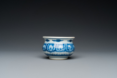 Petit br&ucirc;le-parfum en porcelaine de Chine en bleu et blanc, Kangxi