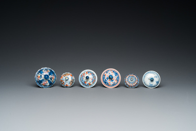 Six th&eacute;i&egrave;res en porcelaine de Chine en bleu et blanc, famille verte et de style Imari, Kangxi/Yongzheng