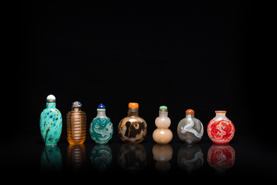 17 Chinese glass, agate and hardstone snuff bottles and a water dropper, 19/20th C.