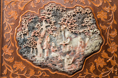 Relief en pierre &agrave; savon &agrave; d&eacute;cor de lettr&eacute;s dans un cadre en bois finement incrust&eacute;, Chine, 19&egrave;me