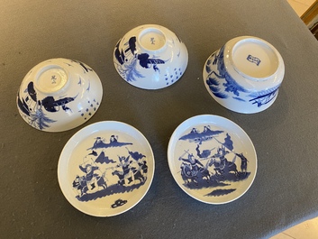 Trois bols et deux coupes en porcelaine de Chine 'Bleu de Hue' pour le Vietnam, 19&egrave;me