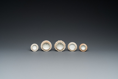 Cinq th&eacute;i&egrave;res couvertes en porcelaine de Chine famille rose et de style Imari, Yongzheng/Qianlong
