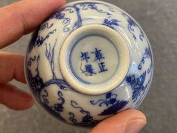 Trois bols en porcelaine de Chine en bleu et blanc &agrave; d&eacute;cor de vignes, marque et &eacute;poque de Yongzheng