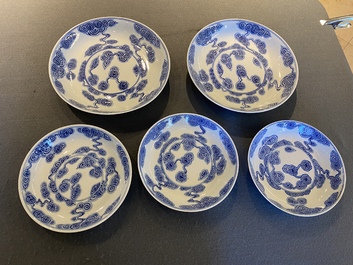 Deux plats et trois assiettes en porcelaine de Chine en bleu et blanc &agrave; d&eacute;cor de nuages, 19&egrave;me