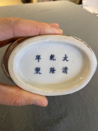 Een Chinese famille verte 'bianhu' vaas met eenden, Qianlong merk, 19e eeuw