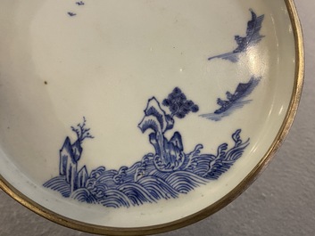 Een Chinees blauw-wit 'Bleu de Hue' bord voor de Vietnamese markt, Shu Dai Liu Xiang 書帶留香 merk, 19e eeuw