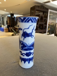 Een Chinese blauw-witte bekervaas met vliegende paarden, Ming