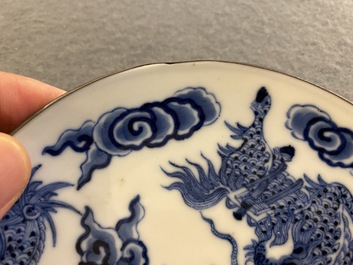 Een Chinees blauw-wit 'Bleu de Hue' bord voor de Vietnamese markt, N&ocirc;i phu thi trung 內府侍中 merk, 19e eeuw