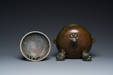 Br&ucirc;le-parfum tripod en bronze au couvercle orn&eacute; d'un qilin, marque de Qianlong, Qing