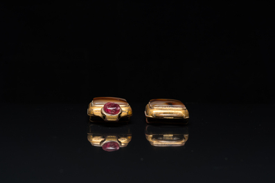 A Chinese agate-mounted gilt bronze belt buckle, late Ming/early Qing