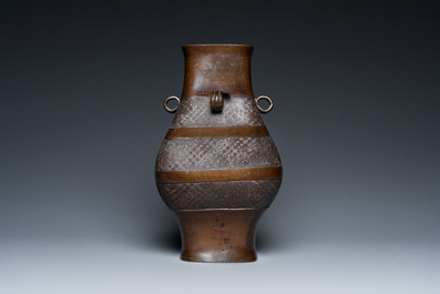 Een Chinese archa&iuml;sche bronzen 'fanghu' vaas, Ming