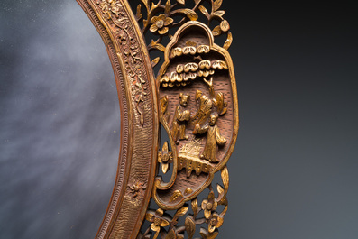 Miroir de forme ovale en bois sculpt&eacute; et dor&eacute;, Chine, 19/20&egrave;me