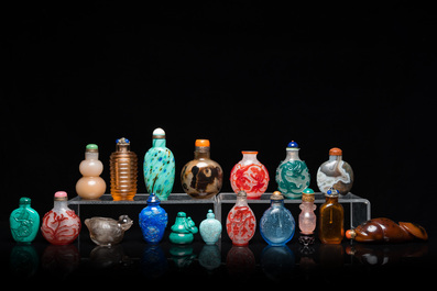 17 Chinese glass, agate and hardstone snuff bottles and a water dropper, 19/20th C.