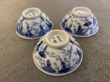 Drie Chinese blauw-witte theekommen met druivenranken, Yongzheng merk en periode