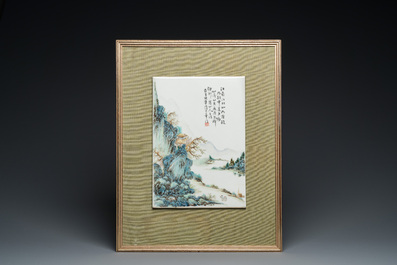 Plaque en porcelaine de Chine qianjiang cai &agrave; d&eacute;cor d'un paysage montagneux, sign&eacute;e Di Hua 迪華, dat&eacute;e 1935