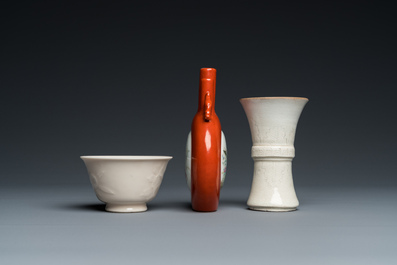 Un vase en porcelaine de Chine famille rose, un vase en blanc de Chine et un bol de Dehua, Qing et R&eacute;publique