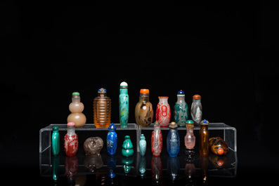 17 Chinese glass, agate and hardstone snuff bottles and a water dropper, 19/20th C.