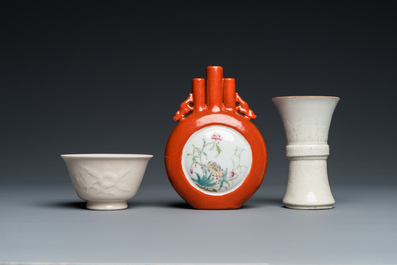 Een Chinese famille rose vaas, een blanc de Chine vaas en een Dehua kom, Qing en Republiek