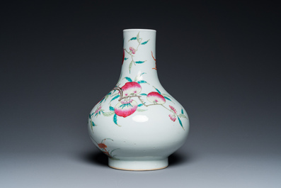 Vase de forme bouteille en porcelaine de Chine famille rose &agrave; d&eacute;cor de 'neuf p&ecirc;ches', 19&egrave;me