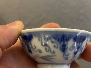 Trois bols en porcelaine de Chine en bleu et blanc &agrave; d&eacute;cor de vignes, marque et &eacute;poque de Yongzheng