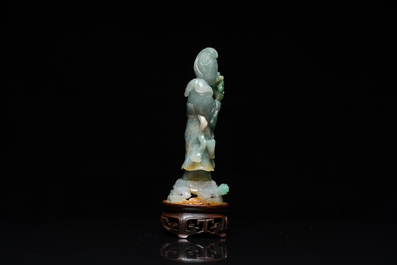Een Chinese jade sculptuur van een dame op houten sokkel, Qing