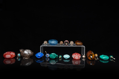 17 Chinese glass, agate and hardstone snuff bottles and a water dropper, 19/20th C.